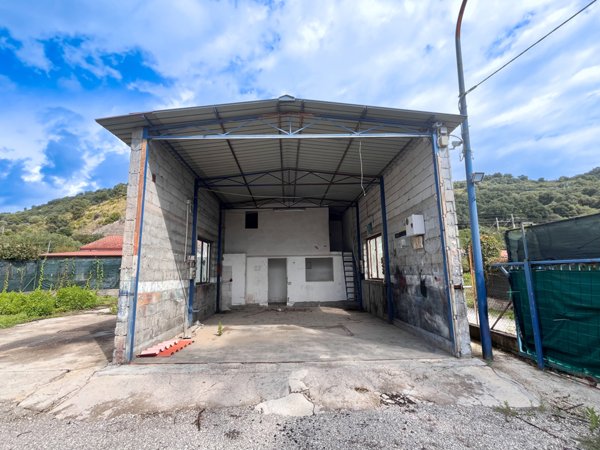 capannone in vendita ad Ispani in zona Capitello