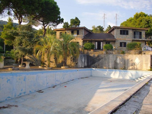 casa indipendente in vendita ad Ispani in zona Capitello