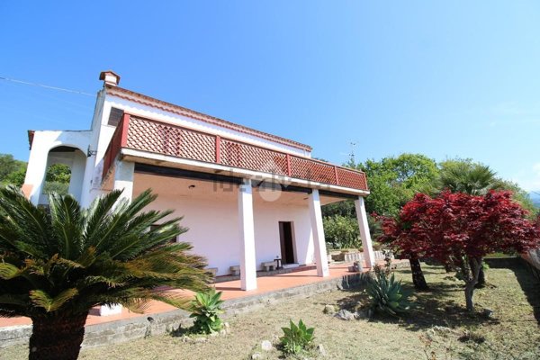 casa indipendente in vendita ad Ispani in zona Capitello