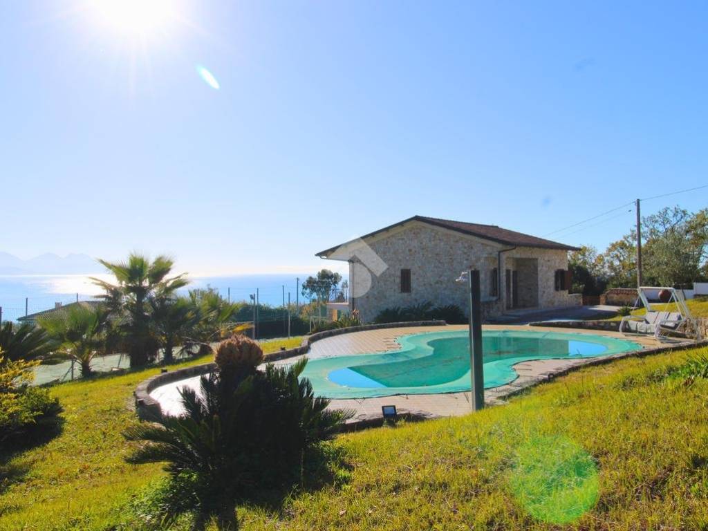 casa indipendente in vendita ad Ispani in zona Capitello