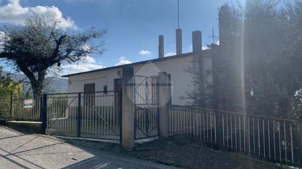 casa indipendente in vendita a Laureana Cilento