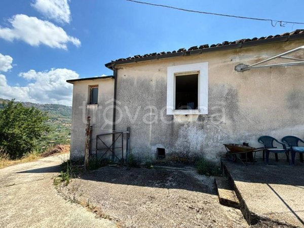 casa indipendente in vendita a Laureana Cilento