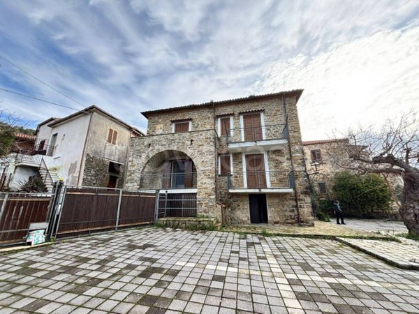 casa indipendente in vendita a Laureana Cilento