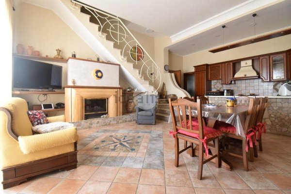 casa indipendente in vendita a Laureana Cilento