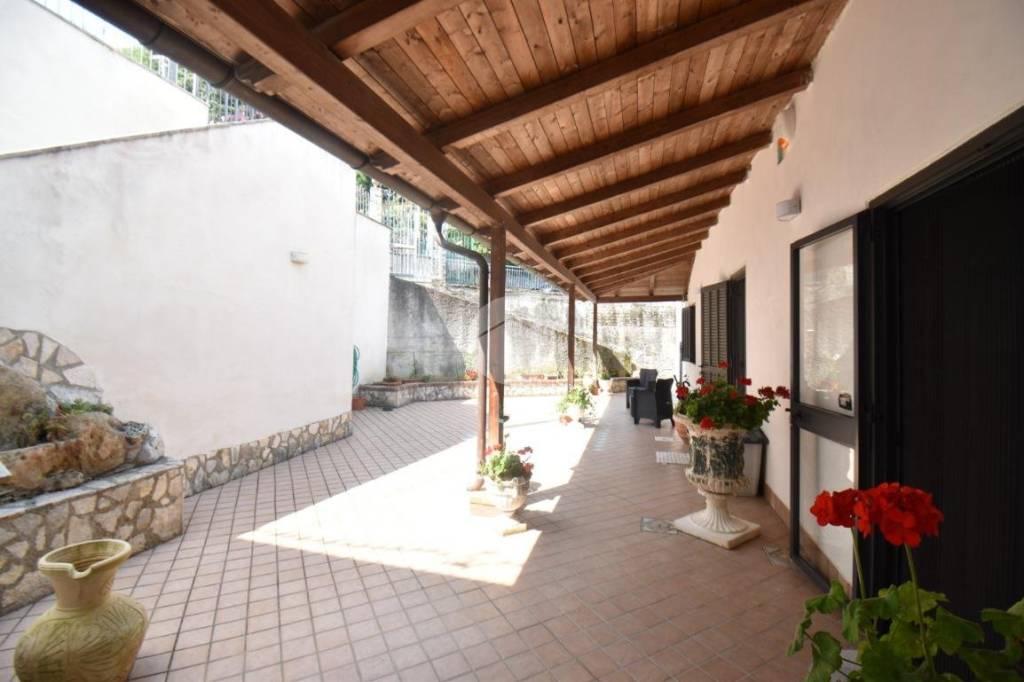 casa indipendente in vendita a Laureana Cilento