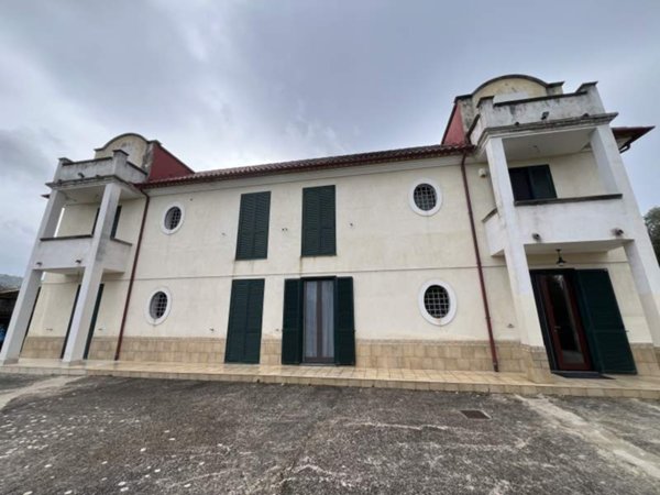 casa indipendente in vendita a Laureana Cilento