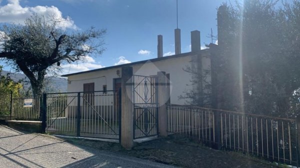 casa indipendente in vendita a Laureana Cilento