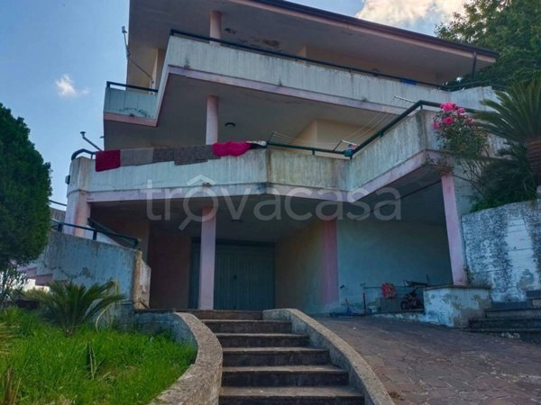 casa indipendente in vendita a Laureana Cilento