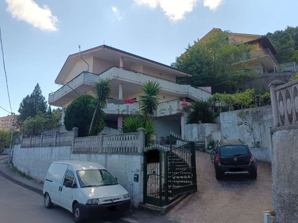 casa indipendente in vendita a Laureana Cilento