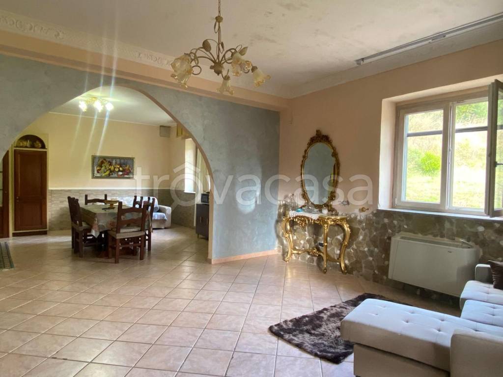 casa indipendente in vendita a Laureana Cilento