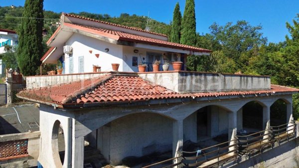 casa indipendente in vendita a Laureana Cilento