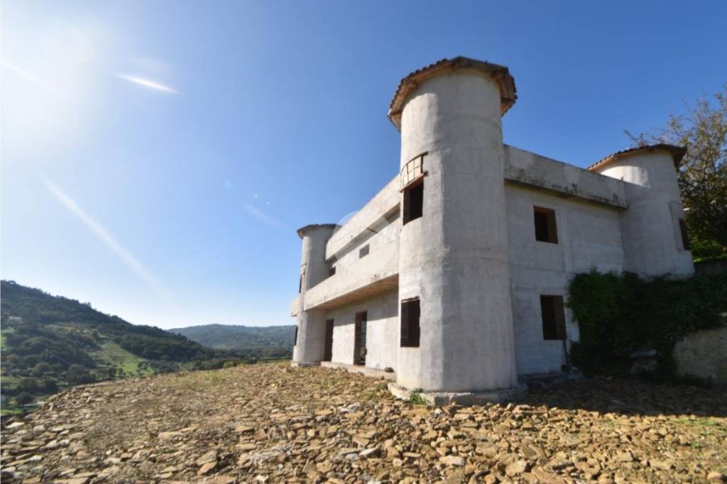 casa indipendente in vendita a Laureana Cilento