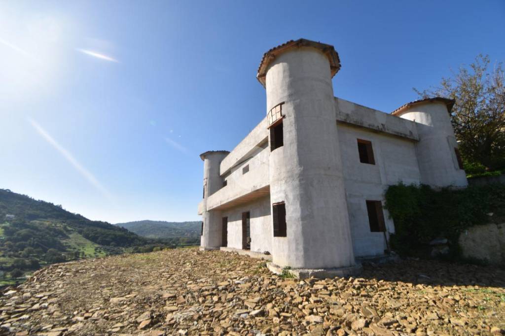 casa indipendente in vendita a Laureana Cilento