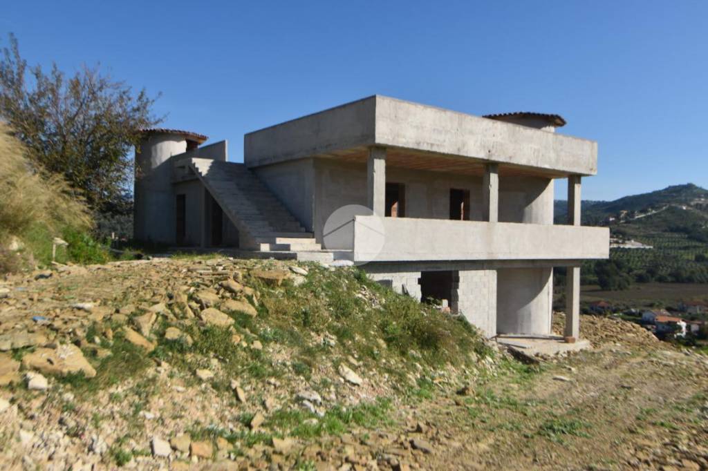 casa indipendente in vendita a Laureana Cilento