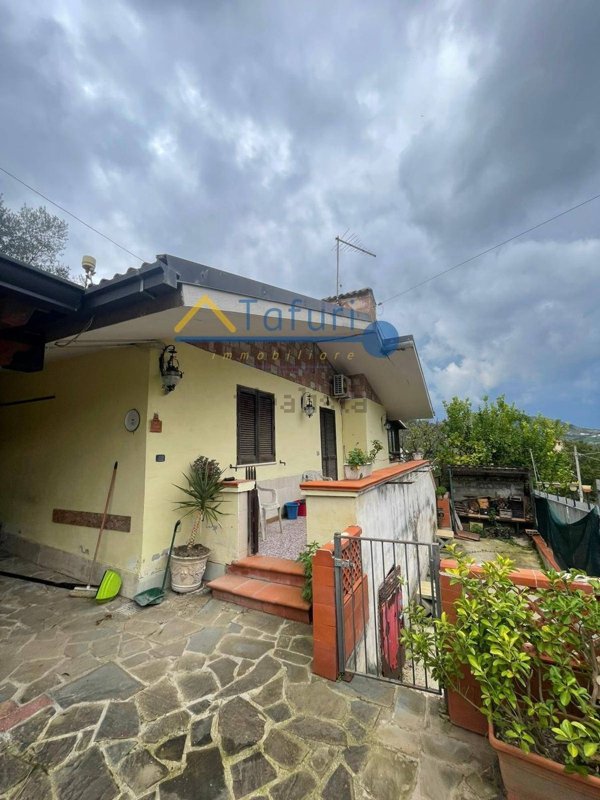 casa indipendente in vendita a Laureana Cilento
