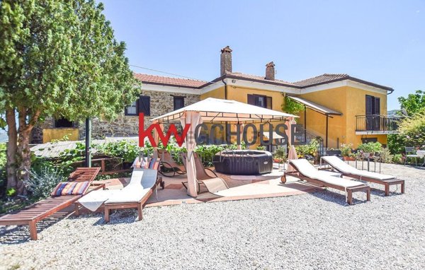 casa indipendente in vendita a Laureana Cilento