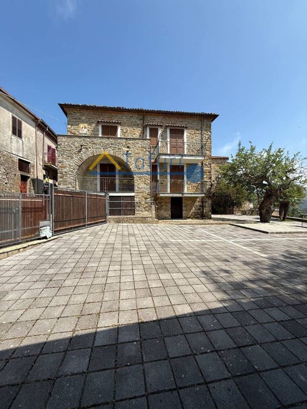 casa indipendente in vendita a Laureana Cilento