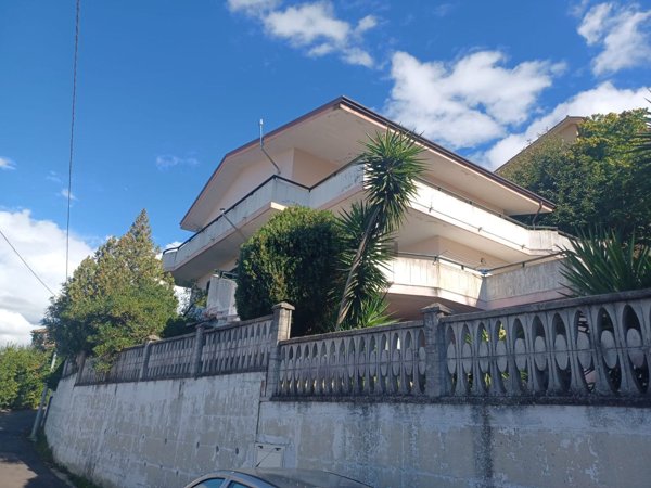 casa indipendente in vendita a Laureana Cilento