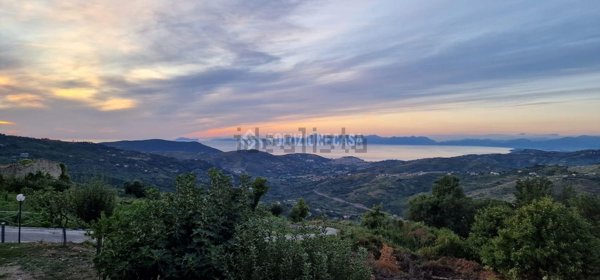 casa indipendente in vendita a Laureana Cilento