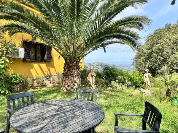 casa indipendente in vendita a Laureana Cilento