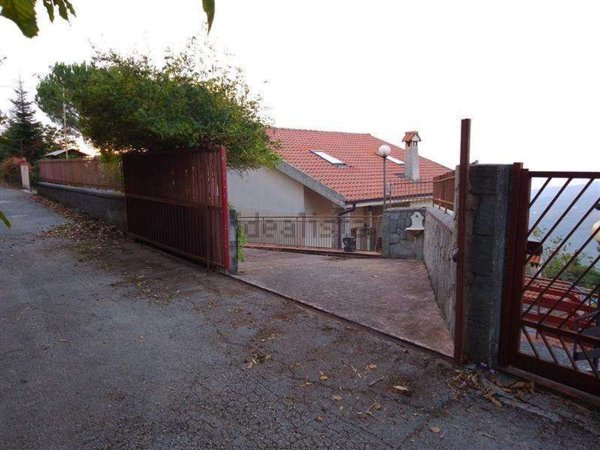 casa indipendente in vendita a Laureana Cilento