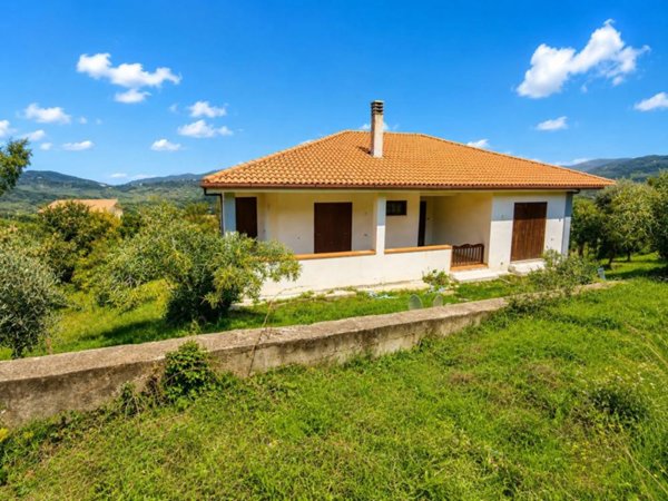 casa indipendente in vendita a Laureana Cilento