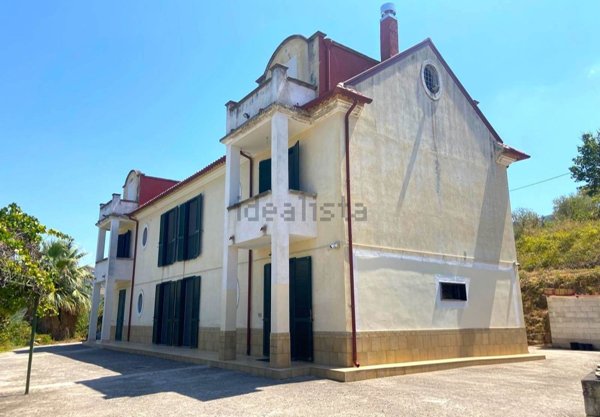 casa indipendente in vendita a Laureana Cilento