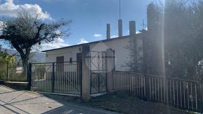 casa indipendente in vendita a Laureana Cilento