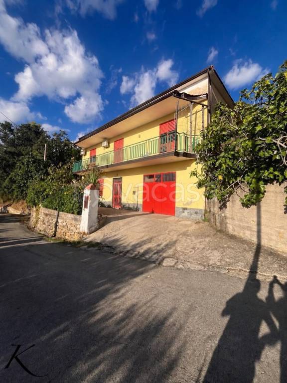casa indipendente in vendita a Laureana Cilento