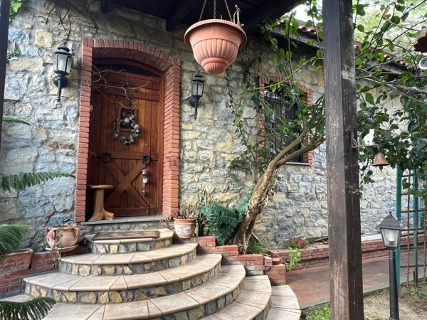 casa indipendente in vendita a Laureana Cilento