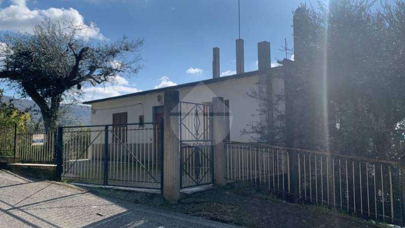 casa indipendente in vendita a Laureana Cilento