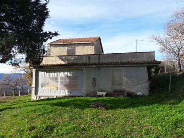 casa indipendente in vendita a Laurino