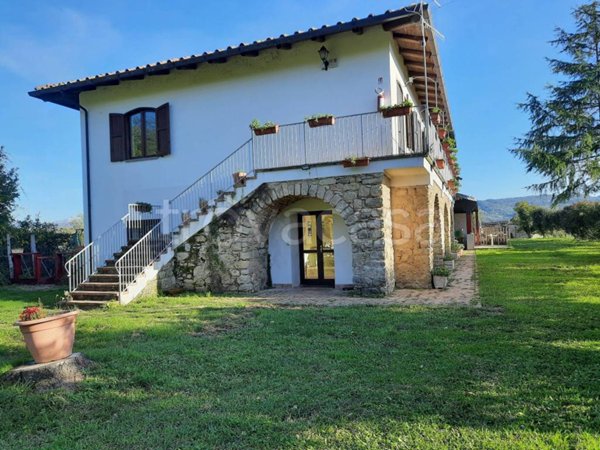 casa indipendente in vendita a Laurito