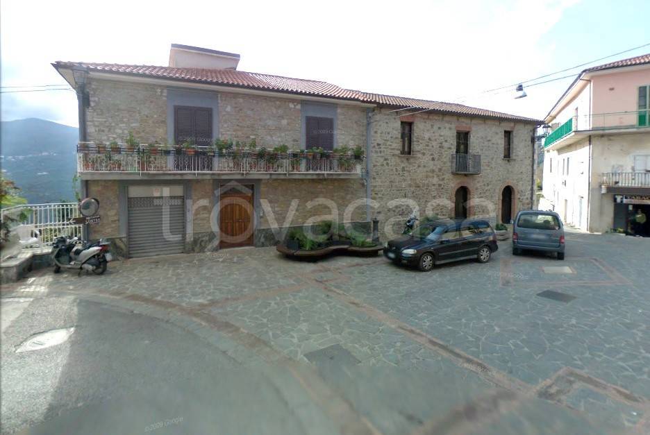 casa indipendente in vendita a Lustra