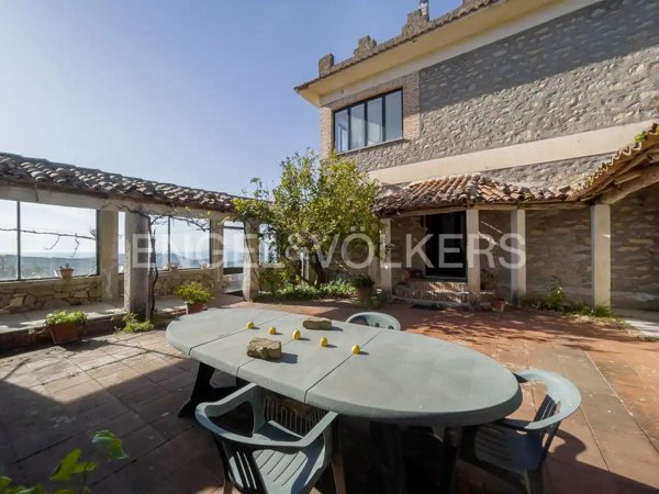 casa indipendente in vendita a Lustra