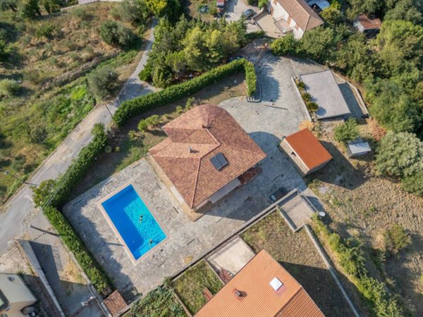 casa indipendente in vendita a Lustra