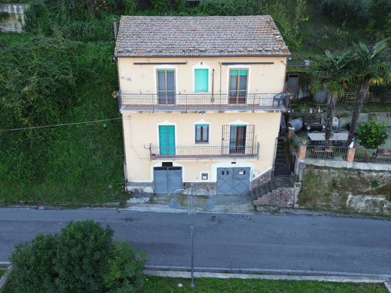 casa indipendente in vendita a Lustra