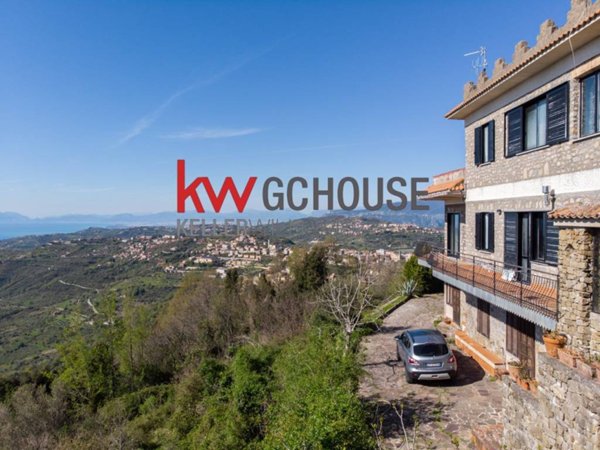 casa indipendente in vendita a Lustra