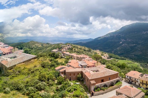 esavano in vendita a Lustra in zona Rocca Cilento