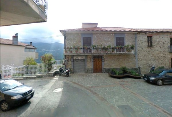 casa indipendente in vendita a Lustra