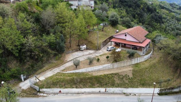 casa indipendente in vendita a Lustra
