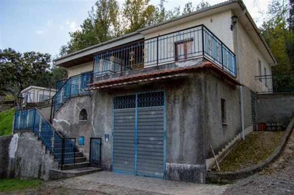 casa indipendente in vendita a Lustra in zona Ponti Rossi