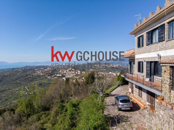 casa indipendente in vendita a Lustra