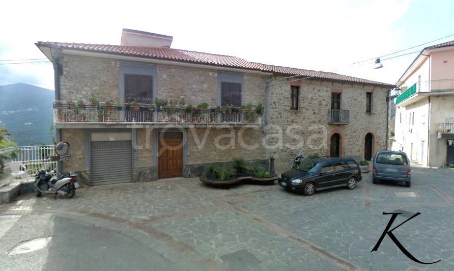 appartamento in vendita a Lustra