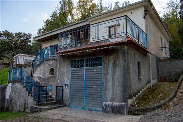 casa indipendente in vendita a Lustra in zona Ponti Rossi