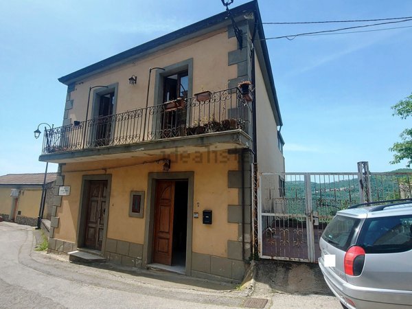 casa indipendente in vendita a Lustra
