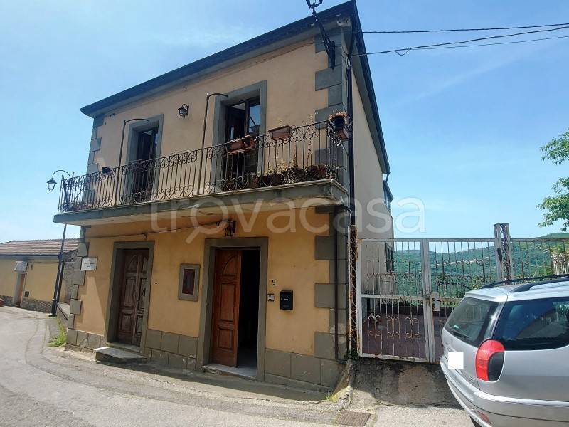 casa indipendente in vendita a Lustra