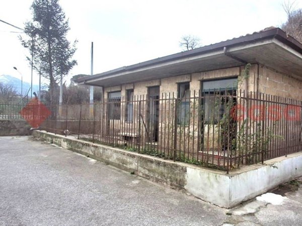 negozio in vendita a Mercato San Severino in zona Sant'Angelo