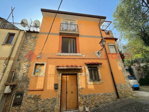 casa indipendente in vendita a Mercato San Severino in zona Carifi/Torello
