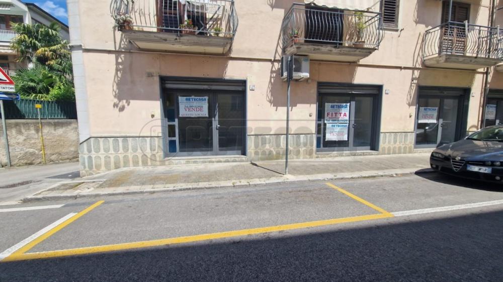 locale commerciale in vendita a Mercato San Severino in zona Curteri